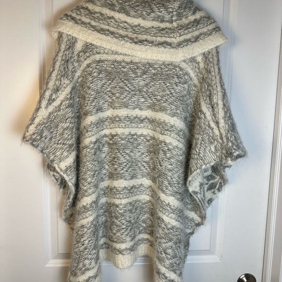 Lovestitch Gray and Cream Knit Poncho - Picture 5 of 10